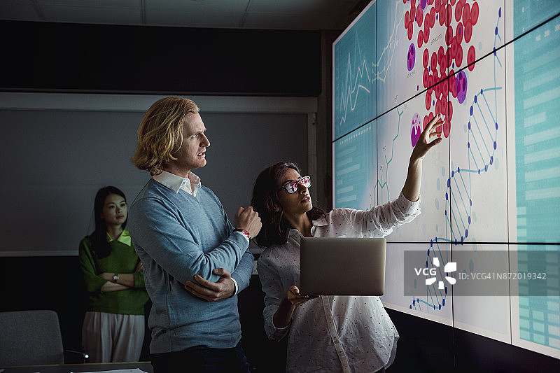 大型显示屏上的数据分析图片素材