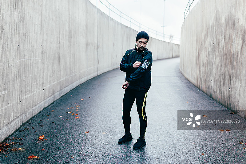 调整臂章的日本赛跑者图片素材