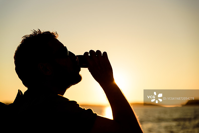 男人在喝苏打水图片素材