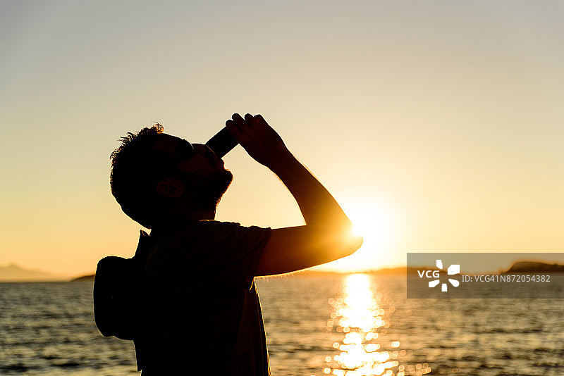 男人在喝苏打水图片素材