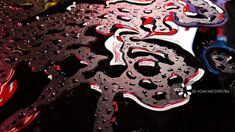 纽约曼哈顿时代广场午夜花岗岩上的雨滴图片素材