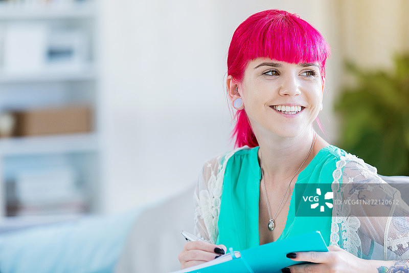 引人注目的年轻女人反思她的一天图片素材