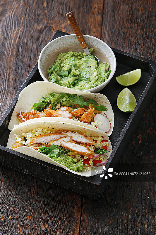 鸡肉玉米饼配鳄梨酱和混合蔬菜图片素材