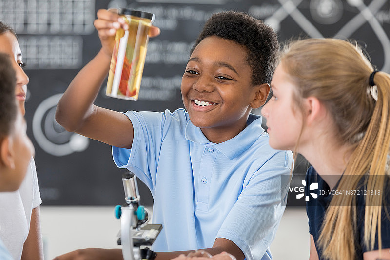 在科学课上快乐的十几岁非裔美国男学生图片素材