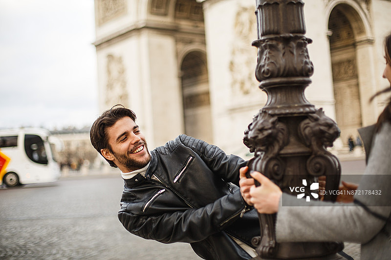 年轻情侣嬉戏玩闹图片素材