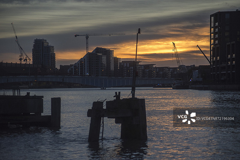 阴郁的日落场景：巴特西和旺兹沃思图片素材