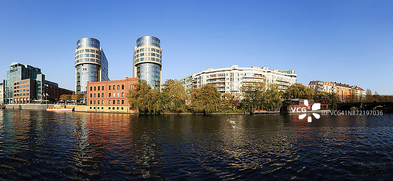柏林莫阿比特区施普雷河畔的天际线图片素材