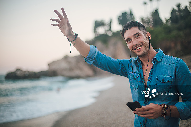 海滩上的男人图片素材