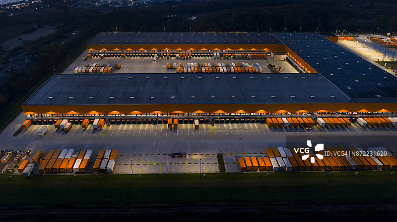 大型配送中心，卡车和拖车图片素材
