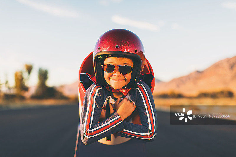 特技少年与人体炮弹表演图片素材