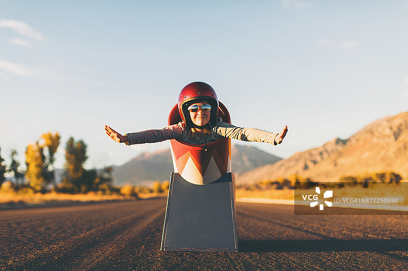 年轻特技女孩和人体炮弹图片素材