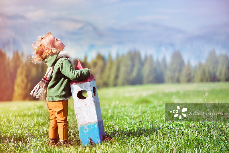 梦想飞翔的卷发小女孩图片素材