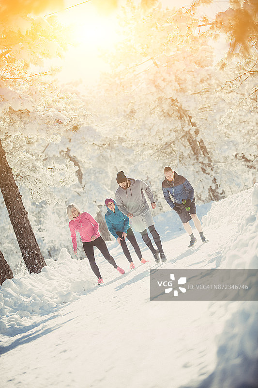 朋友们在雪山上行走图片素材
