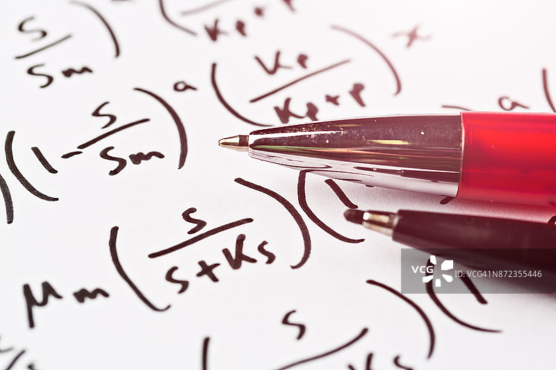 特写：书写复杂数学公式的两支钢笔图片素材