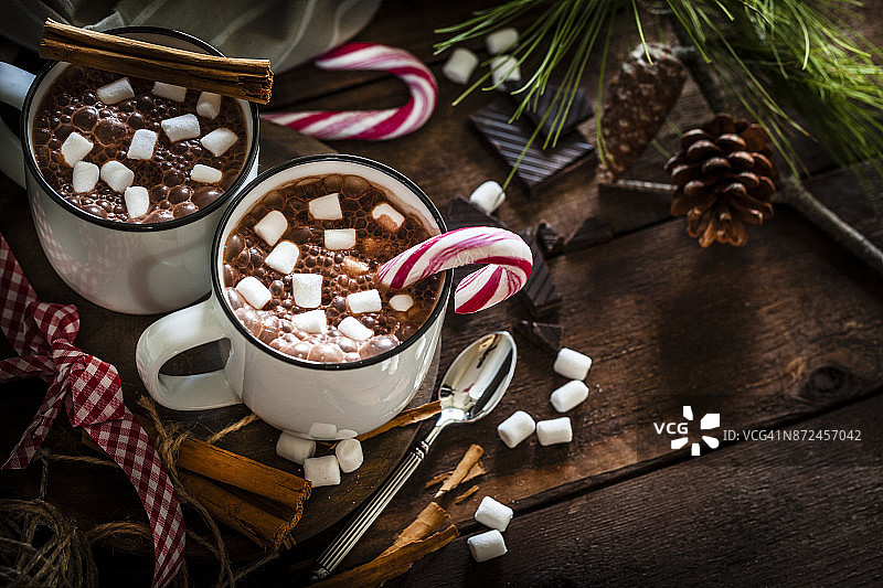 圣诞节乡村木桌上的两杯自制棉花糖热巧克力图片素材