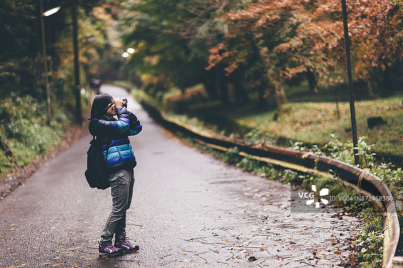 年轻女人拍照图片素材