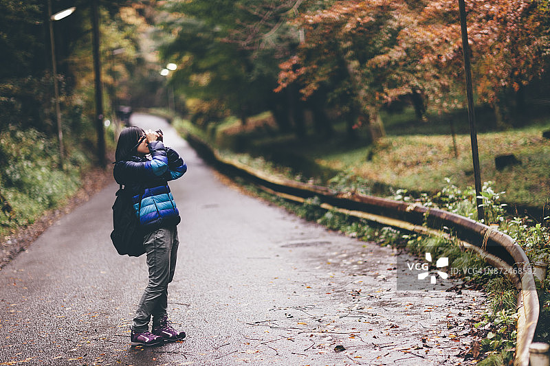 年轻女人拍照图片素材