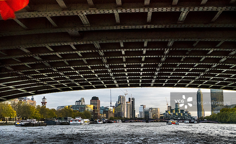从兰贝斯桥看泰晤士河南岸，伦敦，英国图片素材