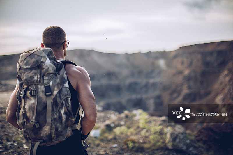 徒步者欣赏风景图片素材