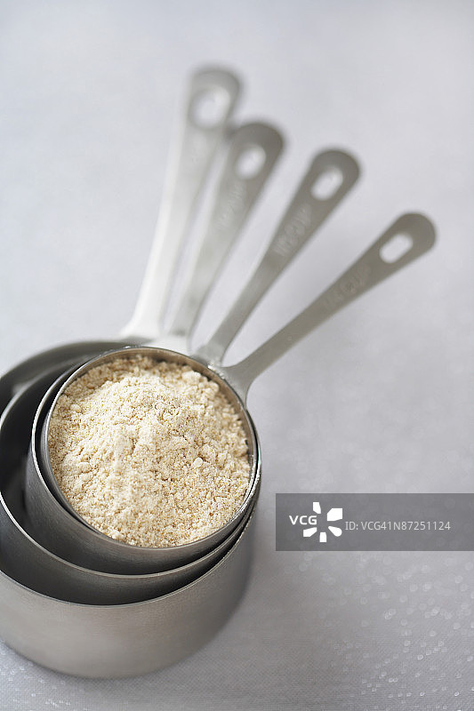 量杯与全麦面粉图片素材