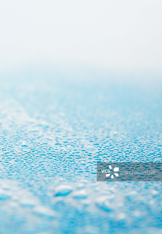 蓝色背景上的水滴图片素材