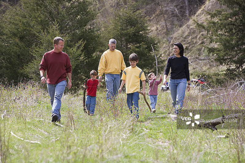 一家人在田野里散步图片素材