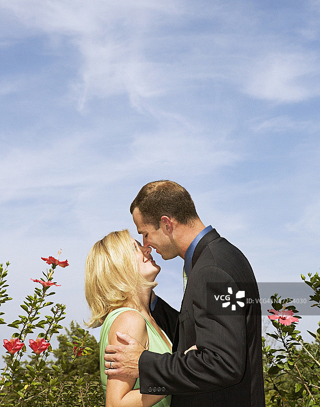 户外的新婚夫妇图片素材