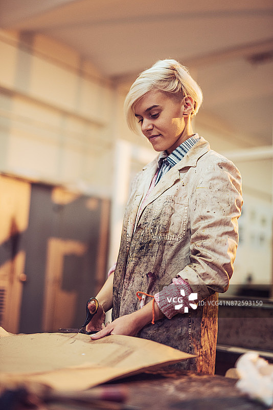 印刷和蚀刻——才华横溢的女性制作蚀刻艺术品图片素材