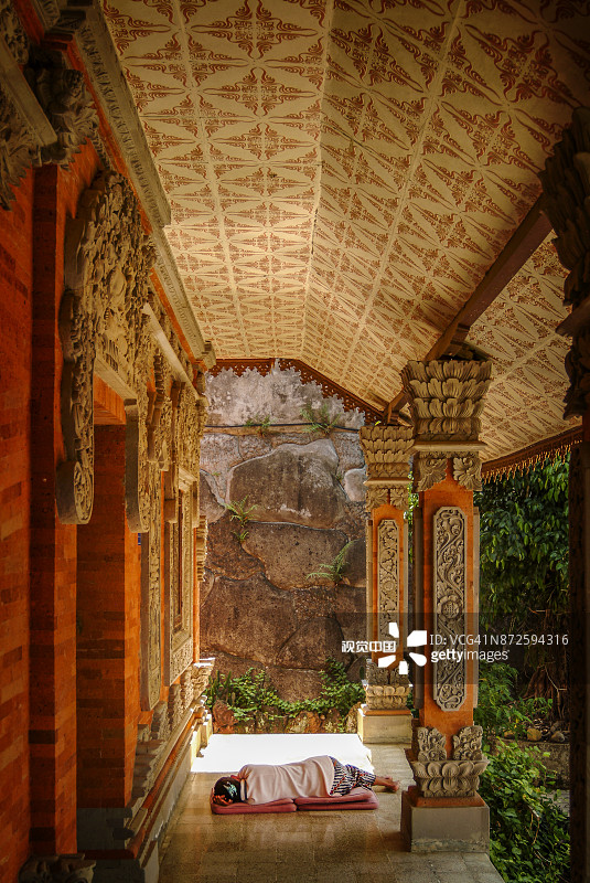 在巴厘岛的佛教寺庙Brahmavihara-Arama睡觉的女人图片素材