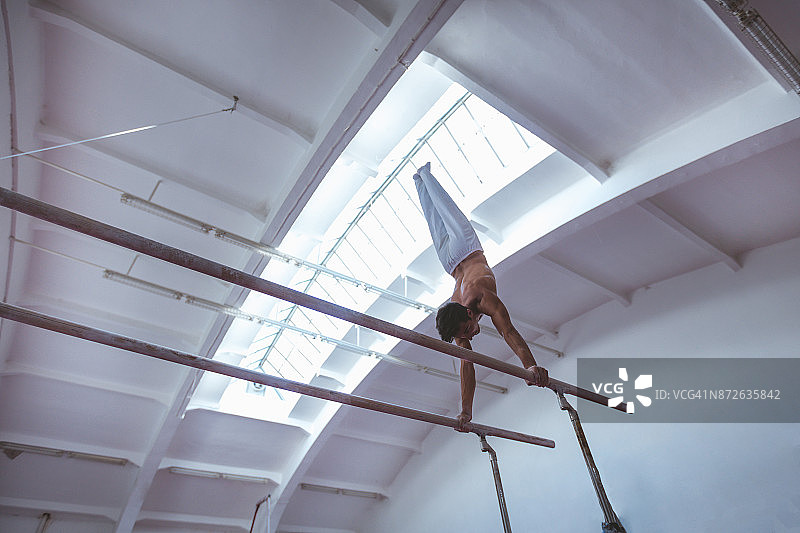 男人做倒立图片素材