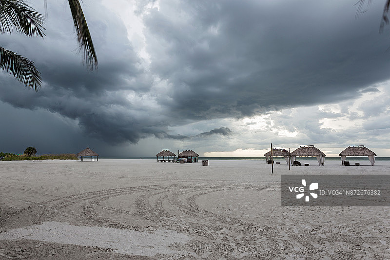 墨西哥湾海滩。美国佛罗里达州南部马可岛海滩的暴风雨天空图片素材