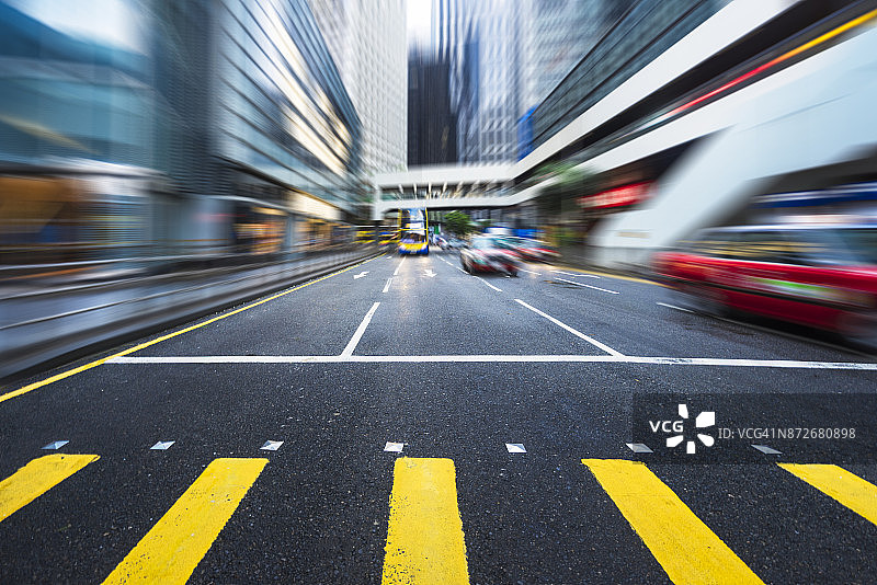 香港市中心黄昏时分的繁忙交通图片素材