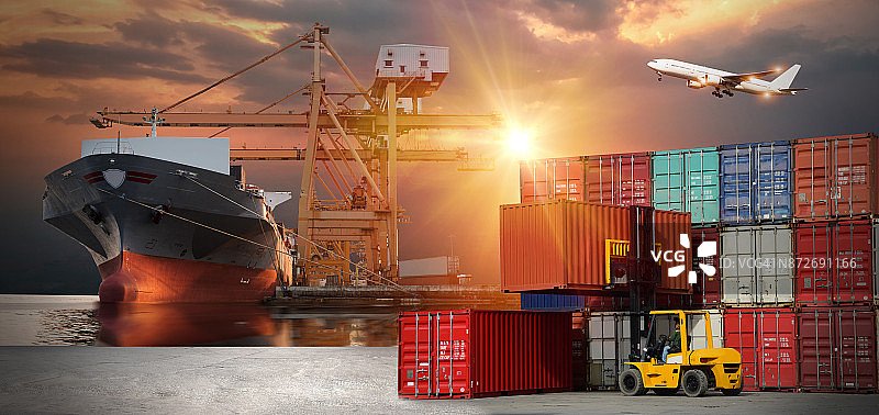 物流与运输的集装箱货轮和货机与工作起重机桥在日出船厂，物流进出口和运输行业背景图片素材