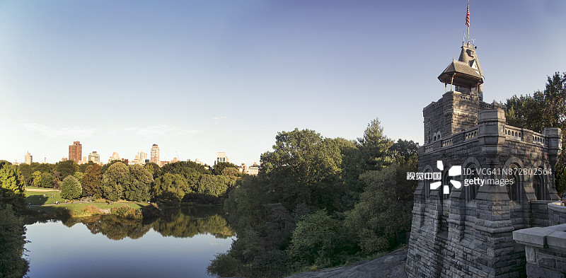 纽约市中央公园的瞭望台城堡，俯瞰着所谓的“乌龟池”图片素材
