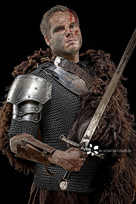 手持武器的维京战士的情感姿势图片素材