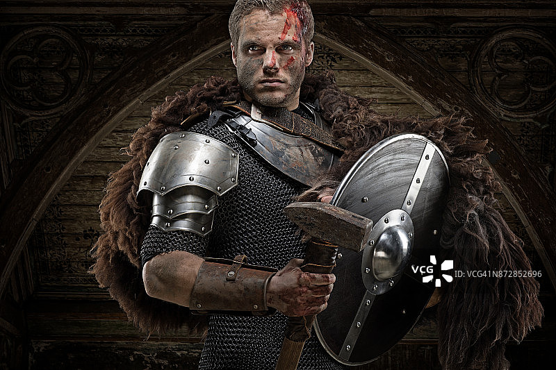 手持武器的维京战士的情感姿势图片素材