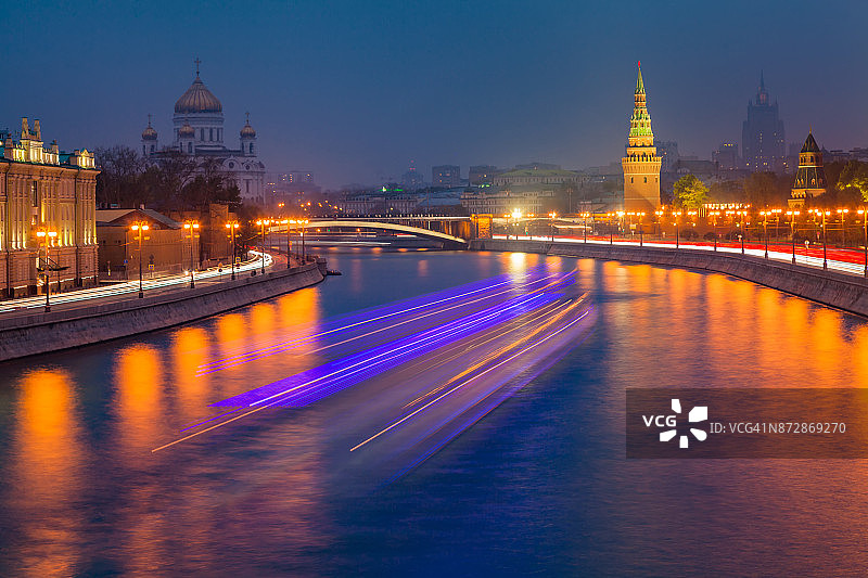 克里姆林宫墙和莫斯科河夜景图片素材