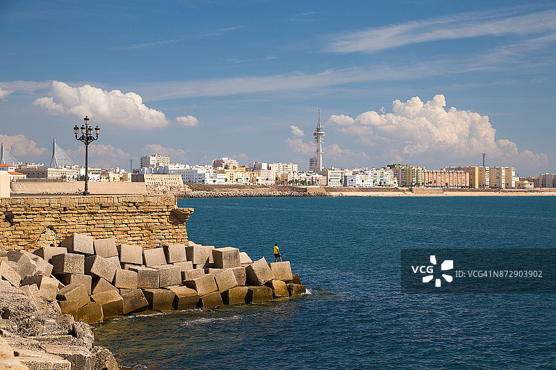 西班牙加的斯海岸线沿线的建筑物图片素材