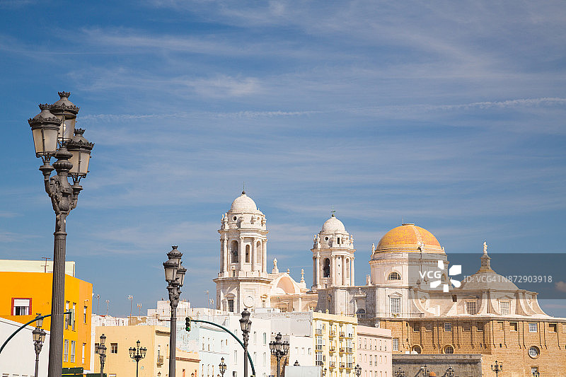 西班牙加的斯海岸线沿线的建筑物图片素材