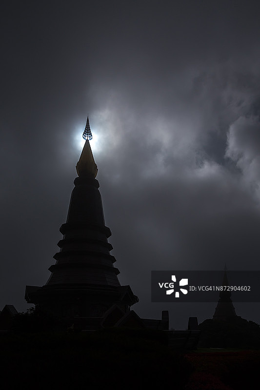 茵他侬山宝塔剪影图片素材