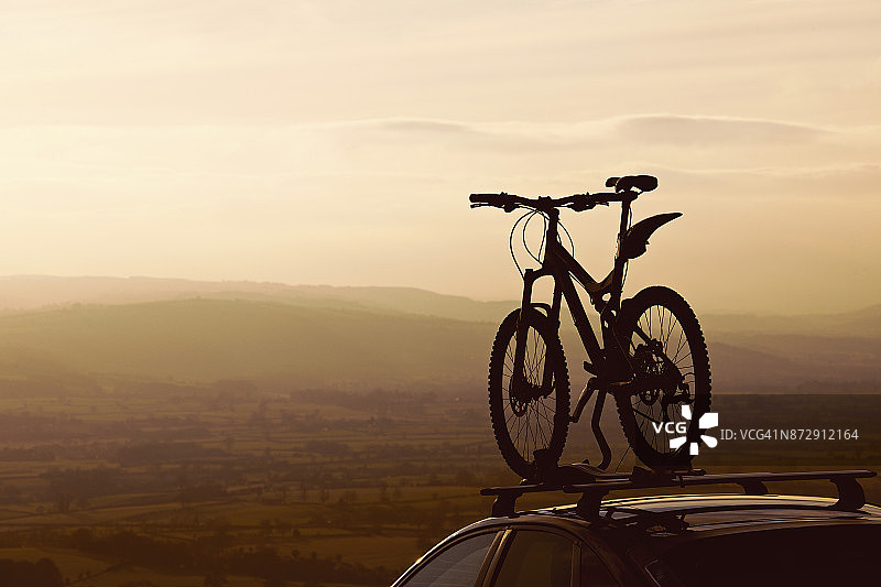 山地自行车在汽车车顶架上图片素材
