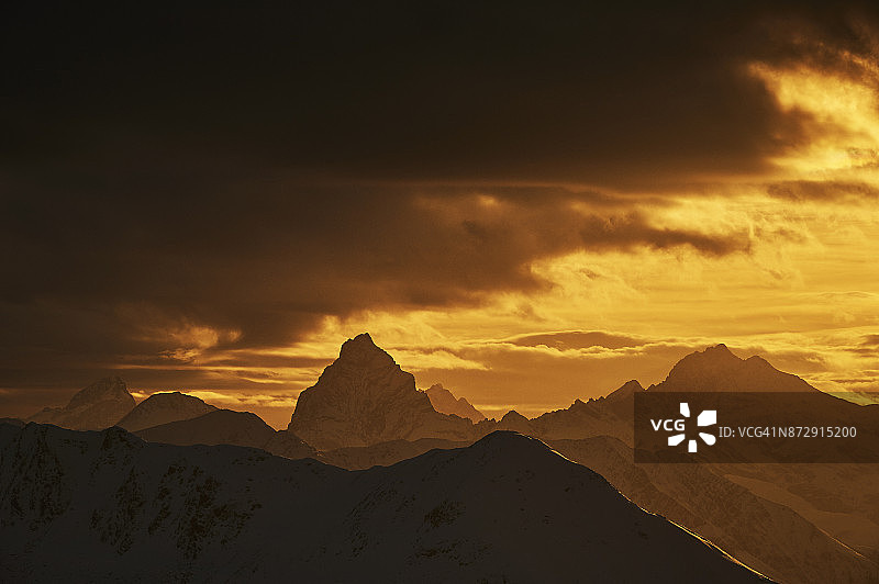 从瑞士达沃斯观看的暴风雨山景图片素材