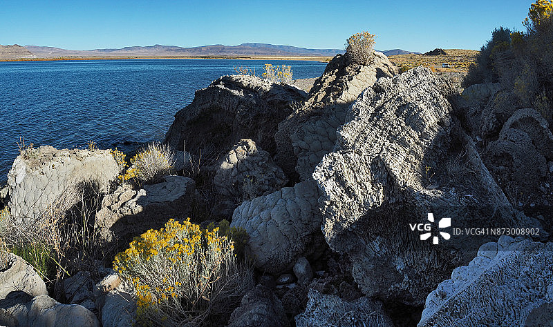 内华达州金字塔湖沿岸的各种凝灰岩地貌图片素材