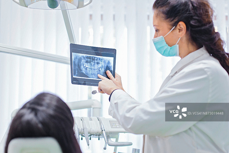 牙医与X光片和患者图片素材