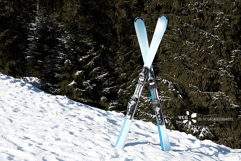 雪地滑雪板图片素材