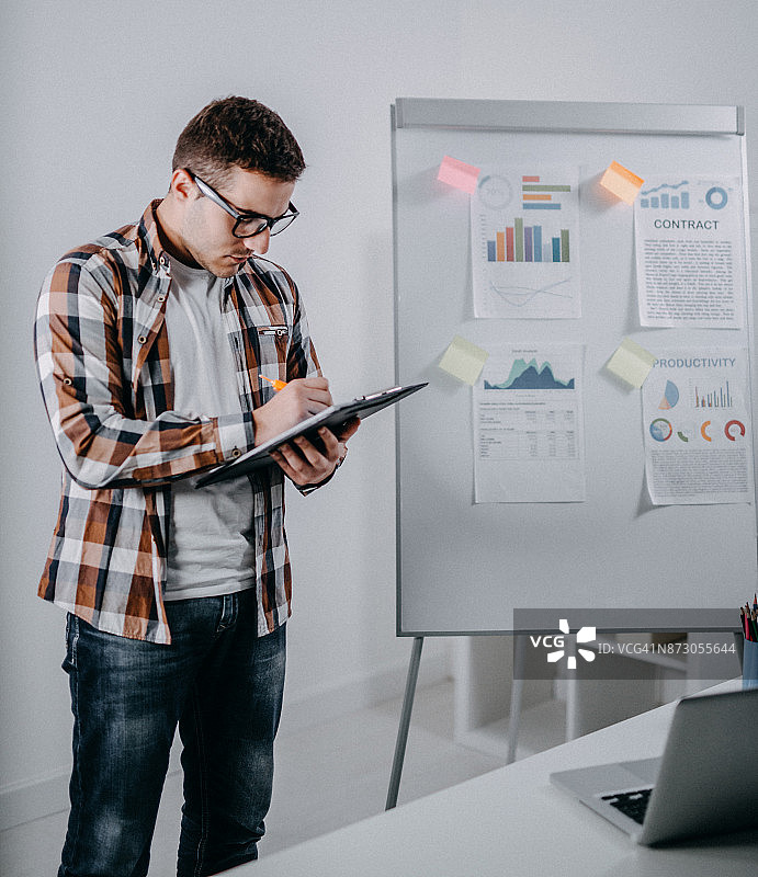 青年男子阅读图表图片素材