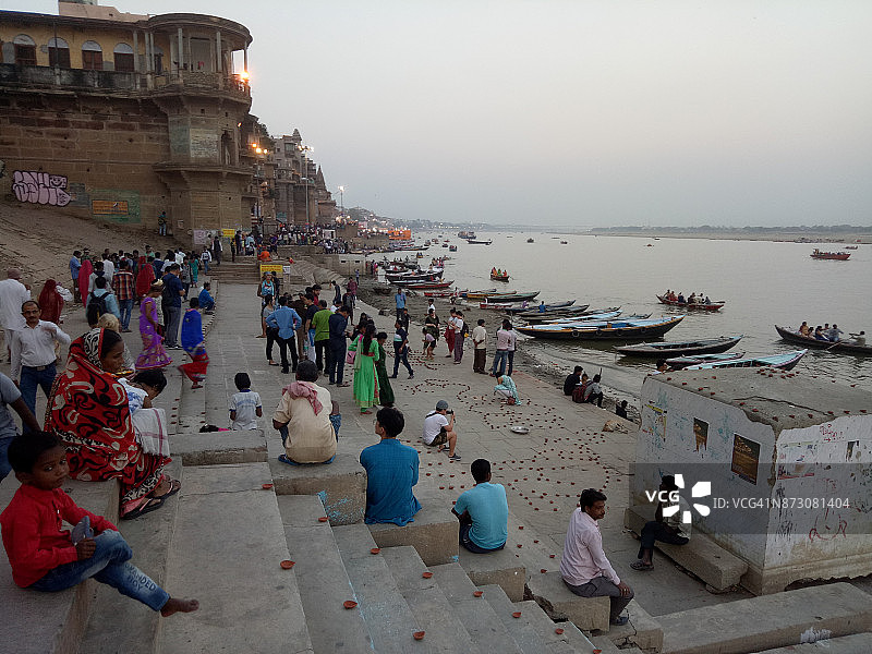 瓦拉纳西排灯节时的恒河河坛图片素材