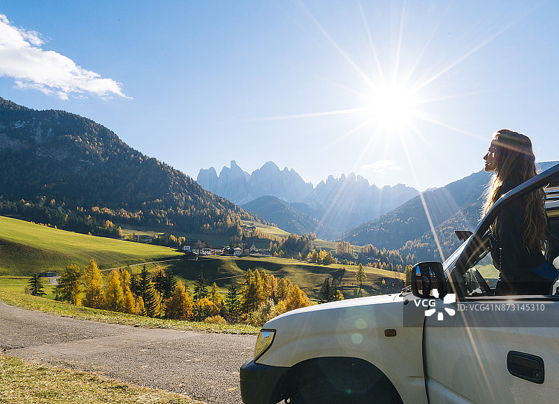 女子打开车门眺望远山图片素材