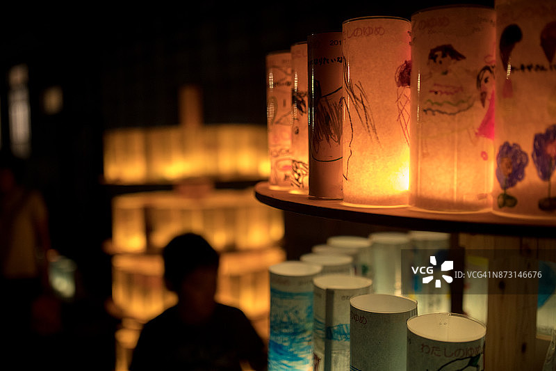 烛光节中的男孩剪影图片素材