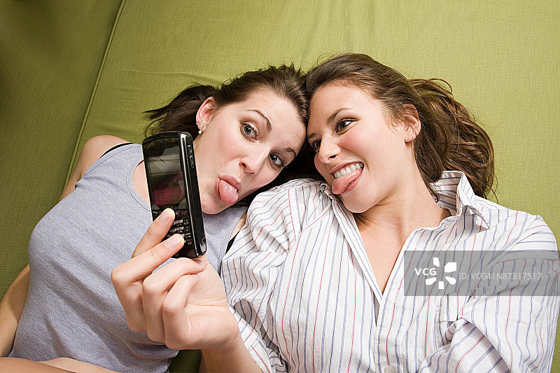 用手机自拍的少女们图片素材